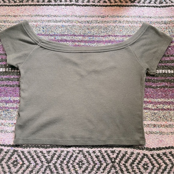 American Eagle Cropped Cinched off-the-shoulder Tee (M) - Picture 2 of 4